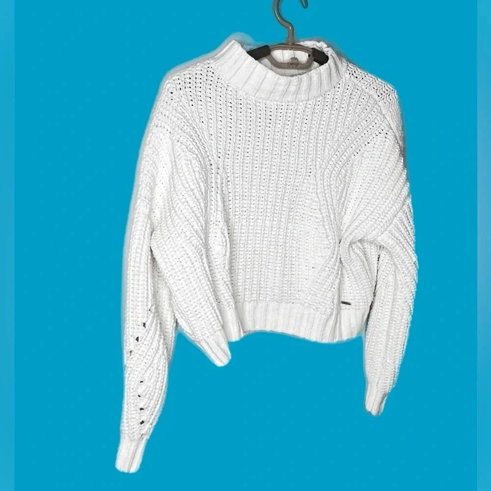 Hollister-Women's Knitted Mock Neck Sweater size XS.  Short sweater - Picture 2 of 6